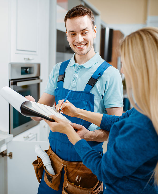 male-plumber-and-female-customer-in-the-kitchen-2021-08-28-02-49-27-EKTSSW7-a.jpg